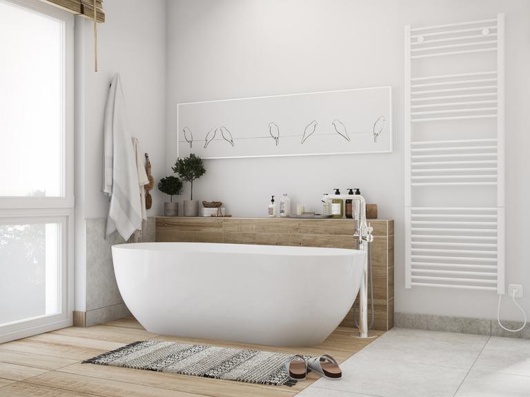 Badezimmer in Weiß und Braun mit moderner Ausstattung