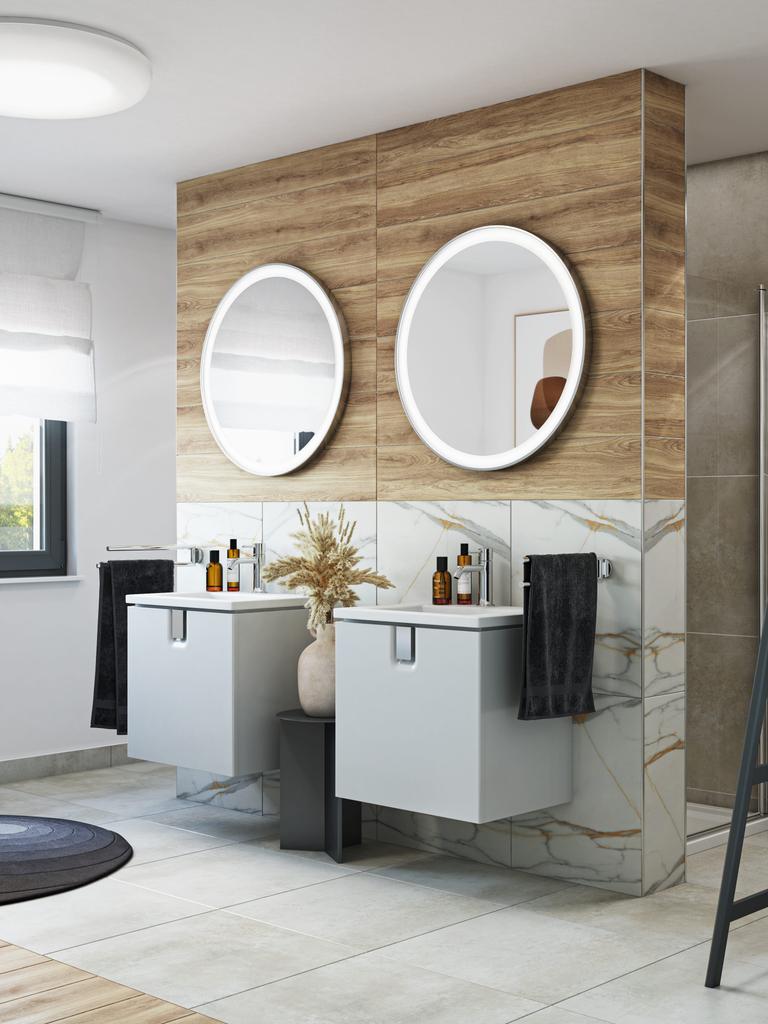 Badezimmer in Holzakzente mit Keramikfliesen, große Regendusche und naturnahe Farbpalette