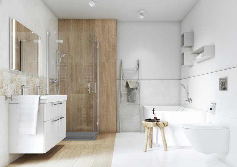 Helles Bad mit Fenster und Dekor aus Naturholz