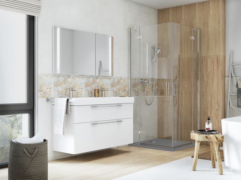 Helles Bad mit Fenster und Dekor aus Naturholz