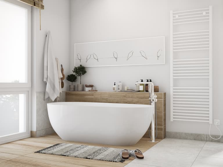 Badezimmer in Weiß und Braun mit moderner Ausstattung