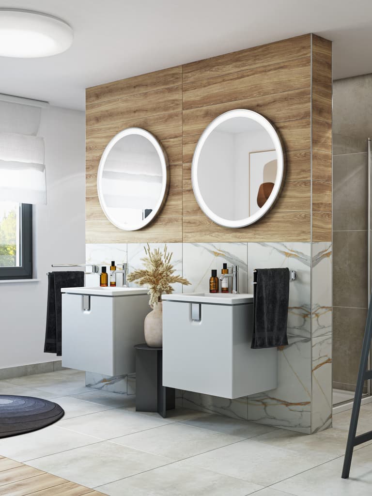 Badezimmer in Holzakzente mit Keramikfliesen, große Regendusche und naturnahe Farbpalette