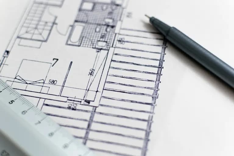 PLACEHOLDER – klienci z doradcą omawiają zmiany na planie domu (poziomo)